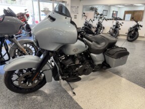 2023 Harley-Davidson® Street Glide® Special Atlas Silver Metallic - Black Finish thumb 3