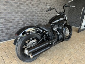 2019 Harley-Davidson® Street Bob® Vivid Black thumb 2