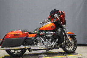 2018 Harley-Davidson® CVO™ Street Glide® FLHXSE thumb 2