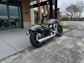 2026 Harley-Davidson® Street Bob® Dark Billiard Gray Chrome Cast Wheels thumb 3