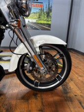 2019 Harley-Davidson® Freewheeler® BNVL SALT PEARL thumb 2