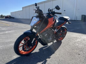 2020 KTM 200 Duke thumb 1