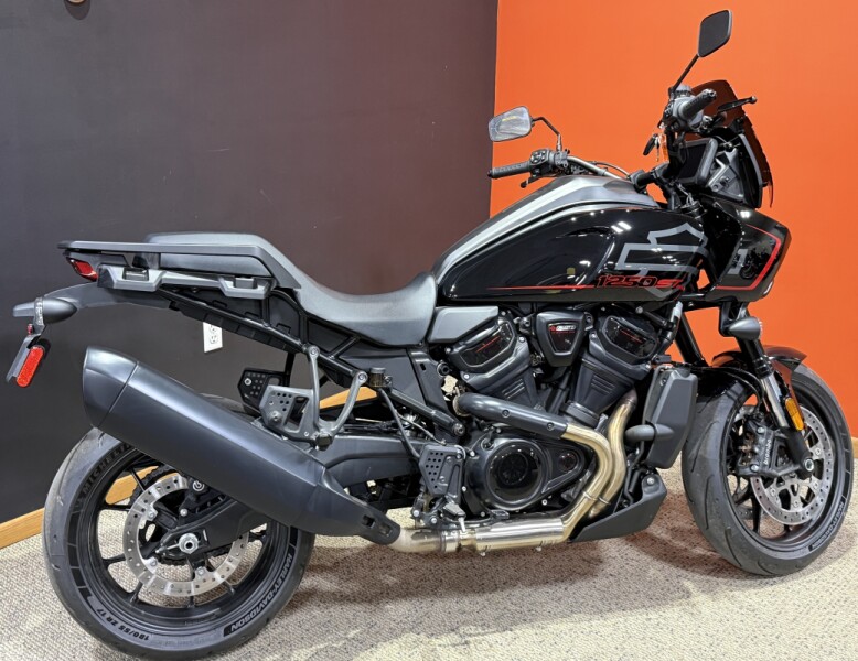 2025 Harley-Davidson® CVO™ Pan America® VIVID BLACK