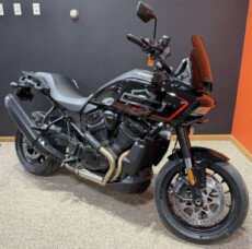 2025 Harley-Davidson® CVO™ Pan America® VIVID BLACK thumb 2