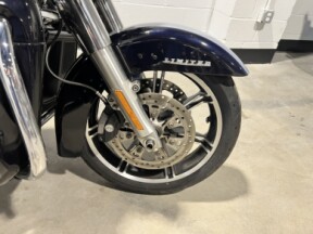 2020 Harley-Davidson® Ultra Limited Midnight Blue/Barracuda Silver FLHTK thumb 2