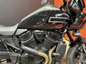 2025 Harley-Davidson® CVO™ Pan America® VIVID BLACK thumb 3