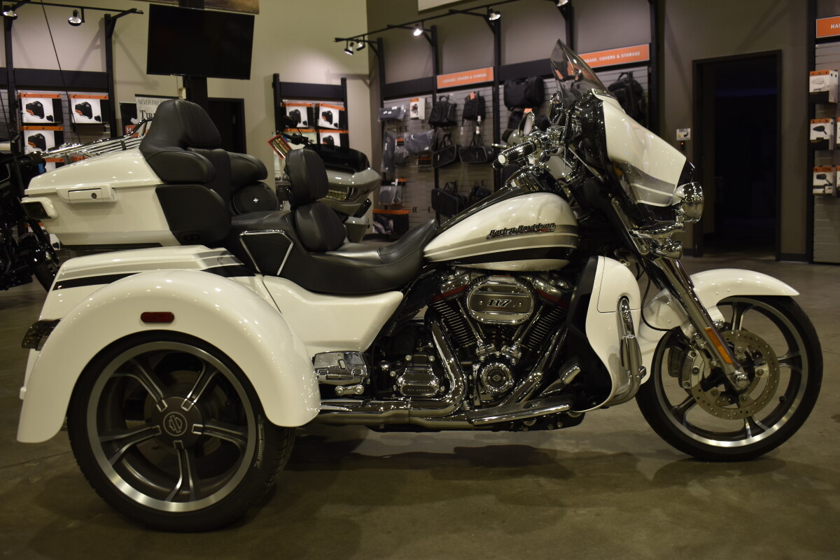 2020 Harley-Davidson® CVO™ Tri Glide® Blizzard White Pearl w