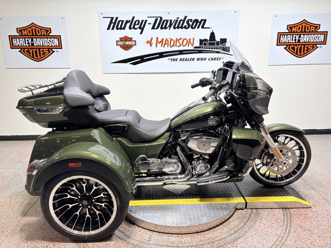 2026 FLHLT Harley-Davidson® Street Glide 3 Limited Olive Steel Metallic / Vivid Black Chrome Trim