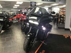 2022 Harley-Davidson® Road Glide® Limited Black thumb 3