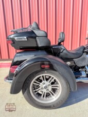 2021 Harley-Davidson® Tri Glide® Ultra Vivid Black thumb 1