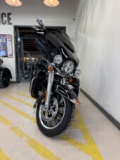 2015 Harley-Davidson® Electra Glide® Ultra Classic™ - Vivid Black thumb 2