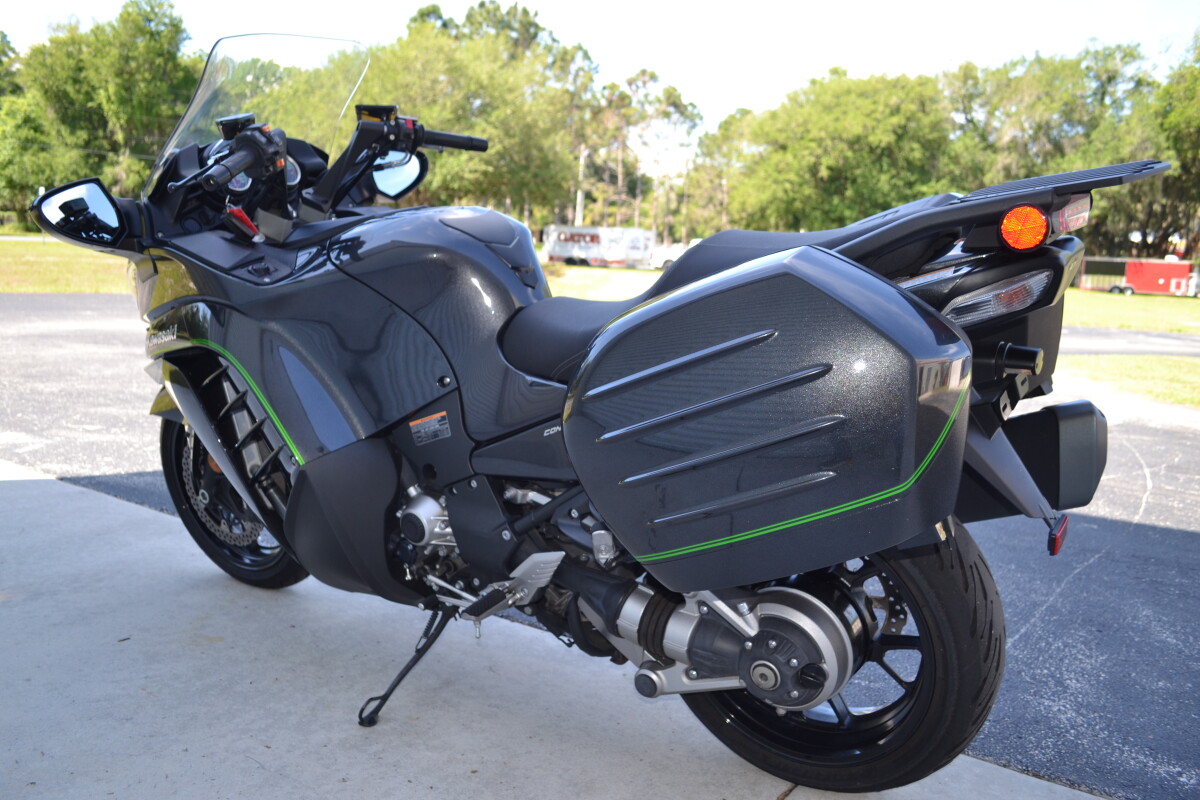 2018 Kawasaki Concours® 14 ABS Metallic Carbon Gray, photo 12