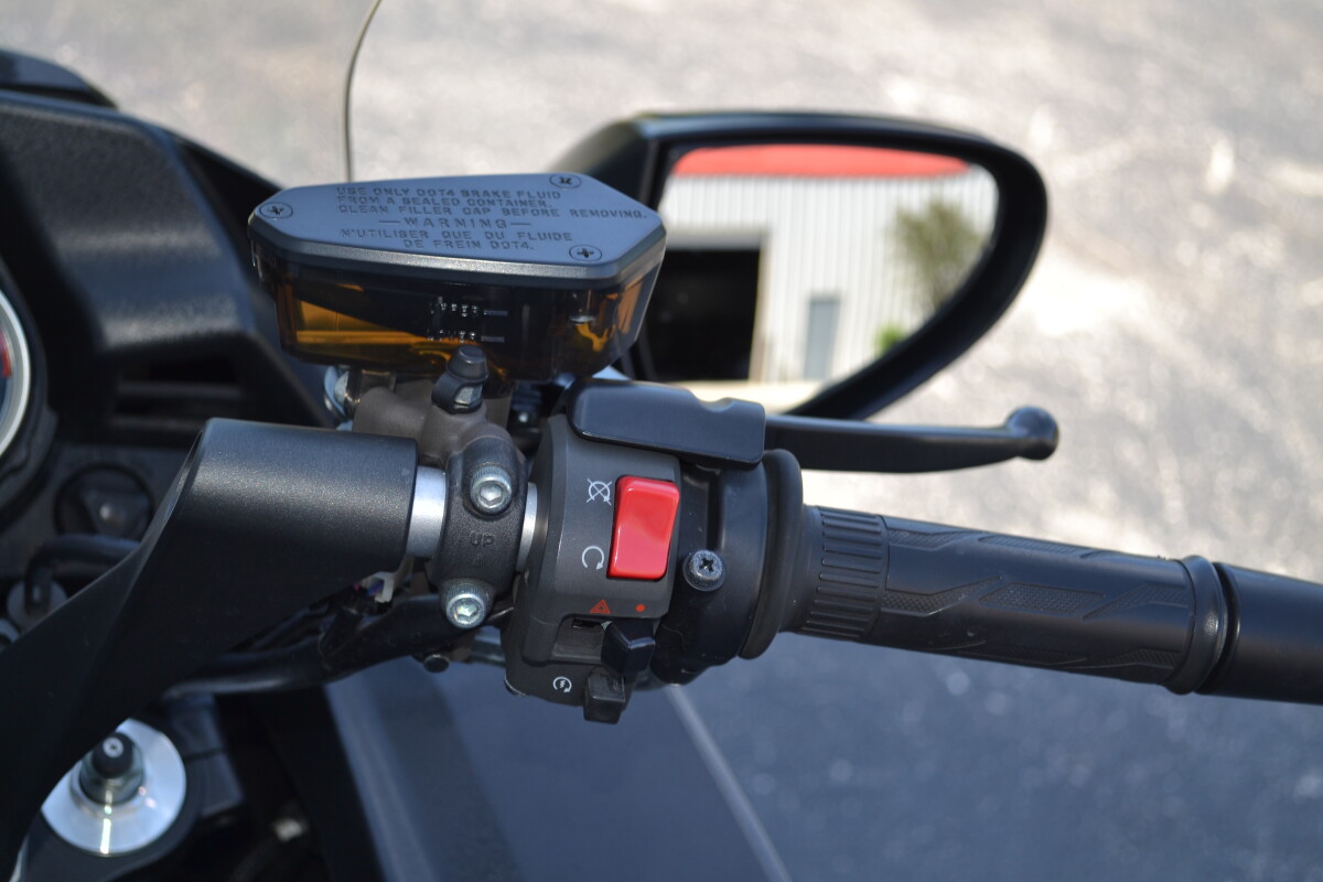 2018 Kawasaki Concours® 14 ABS Metallic Carbon Gray, photo 11