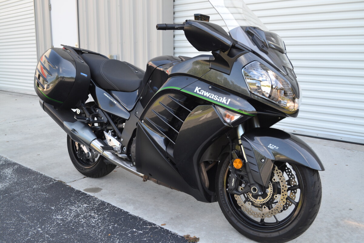 2018 Kawasaki Concours® 14 ABS Metallic Carbon Gray, photo 18