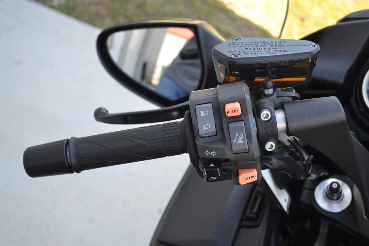 2018 Kawasaki Concours® 14 ABS Metallic Carbon Gray, photo 10
