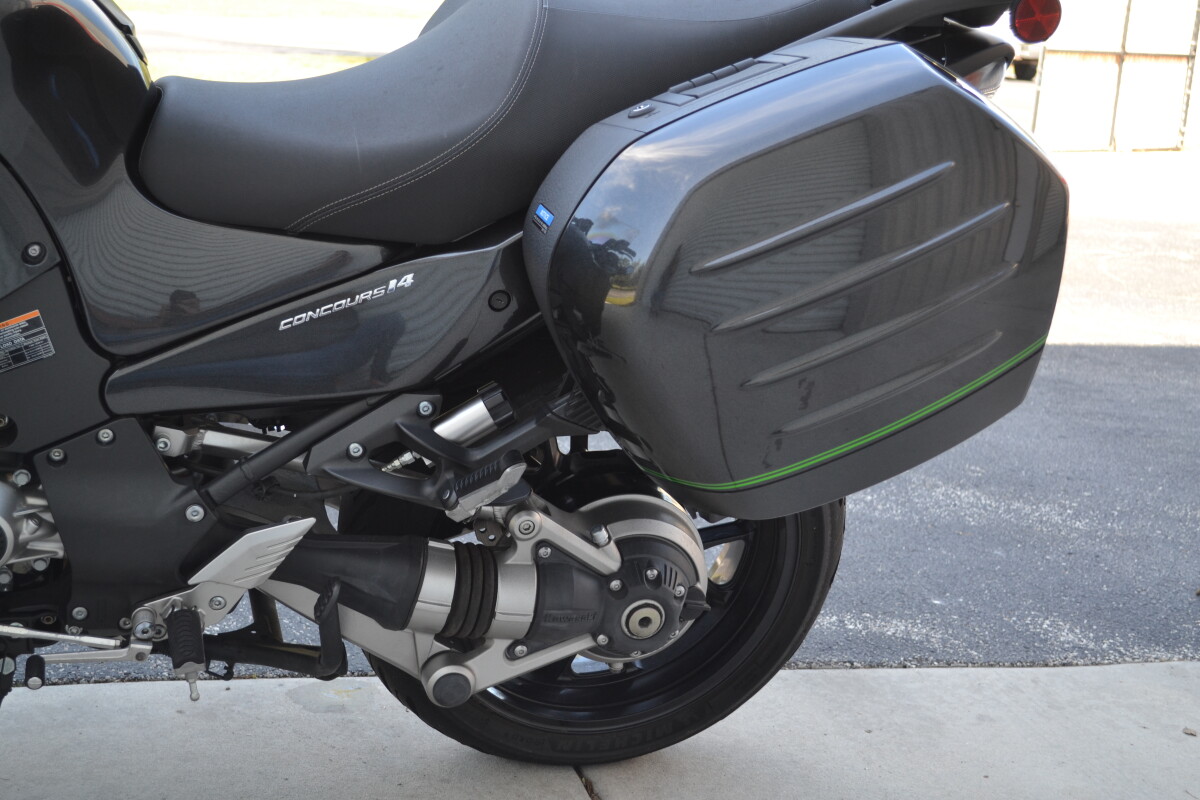 2018 Kawasaki Concours® 14 ABS Metallic Carbon Gray, photo 14