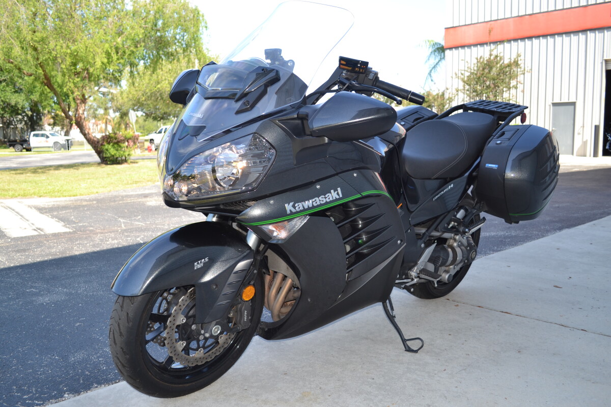 2018 Kawasaki Concours® 14 ABS Metallic Carbon Gray, photo 16