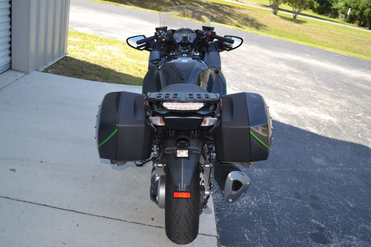 2018 Kawasaki Concours® 14 ABS Metallic Carbon Gray, photo 7