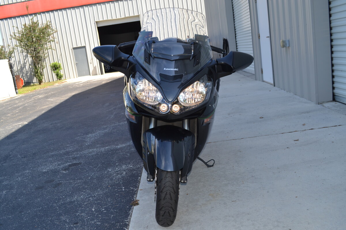 2018 Kawasaki Concours® 14 ABS Metallic Carbon Gray, photo 17