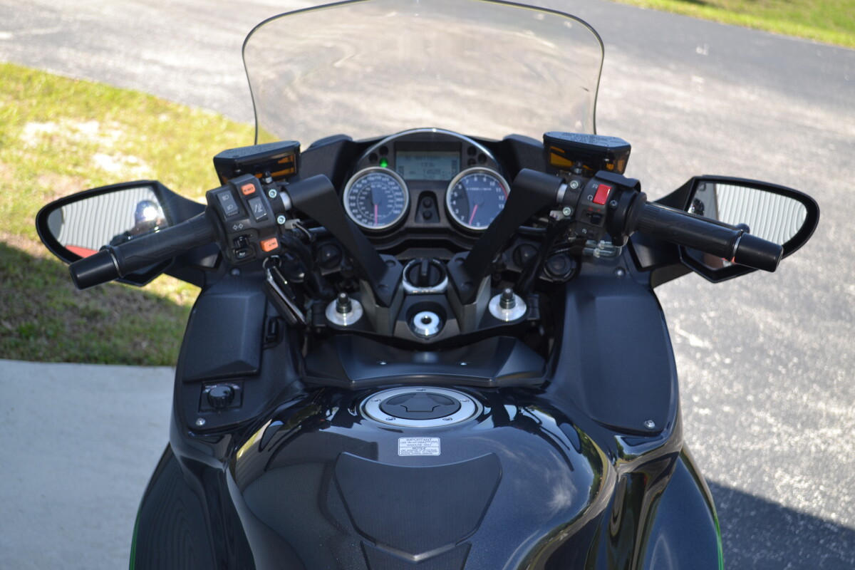 2018 Kawasaki Concours® 14 ABS Metallic Carbon Gray, photo 8