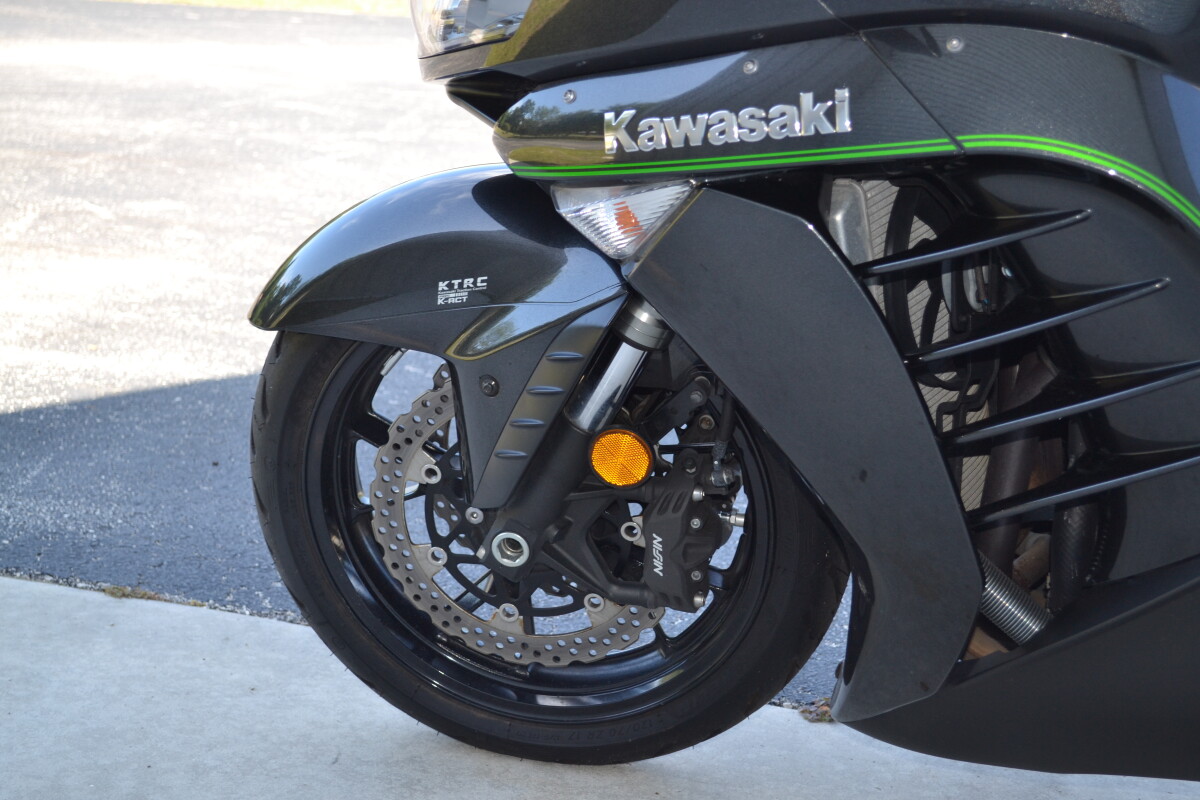 2018 Kawasaki Concours® 14 ABS Metallic Carbon Gray, photo 15