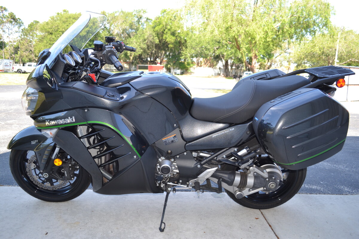 2018 Kawasaki Concours® 14 ABS Metallic Carbon Gray, photo 13