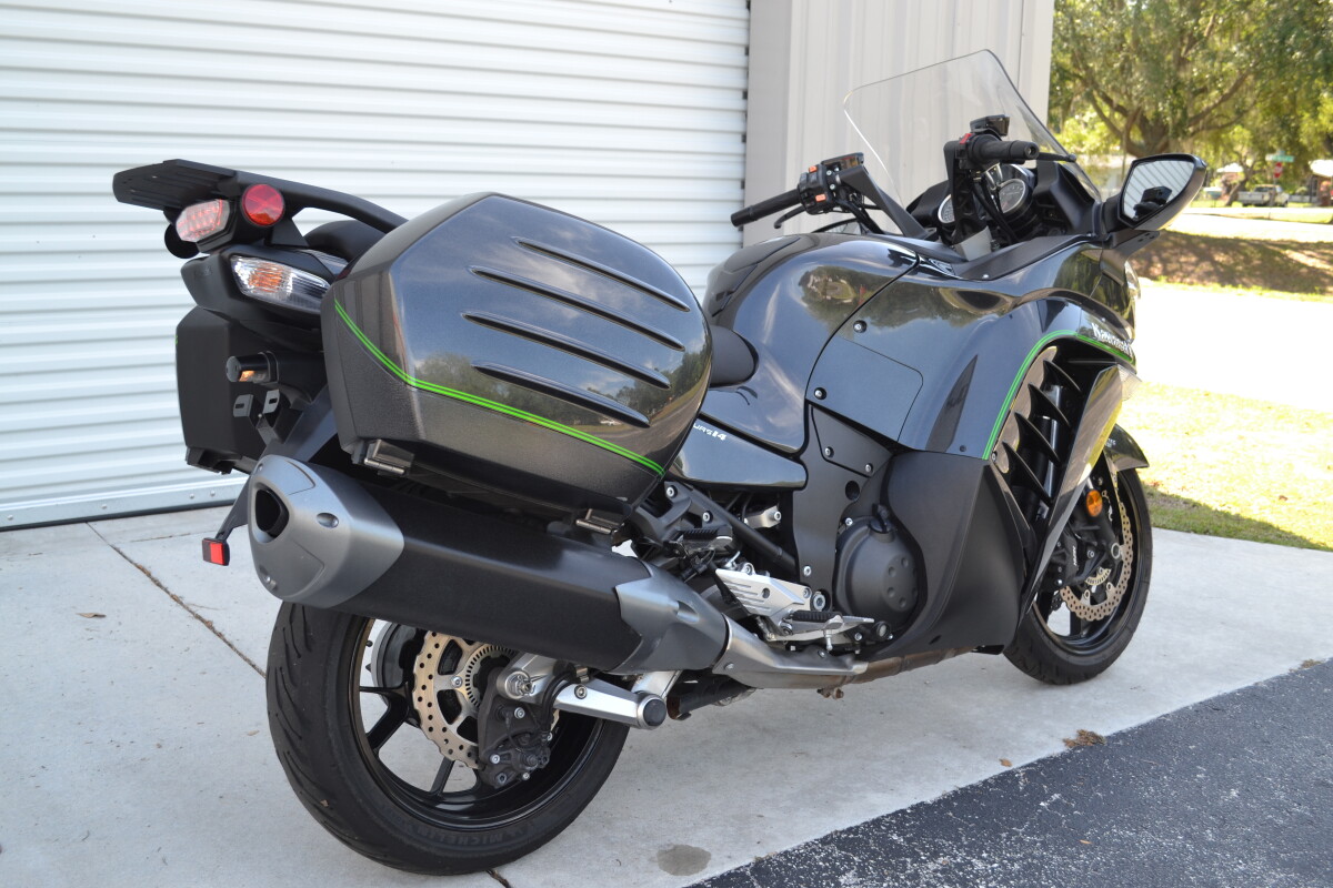 2018 Kawasaki Concours® 14 ABS Metallic Carbon Gray, photo 6