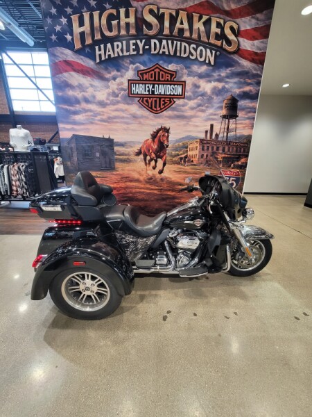 2023 Harley-Davidson® Tri Glide® Ultra Vivid Black FLHTCUTG