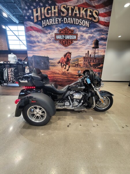 2021 Harley-Davidson® Tri Glide® Ultra Vivid Black FLHTCUTG