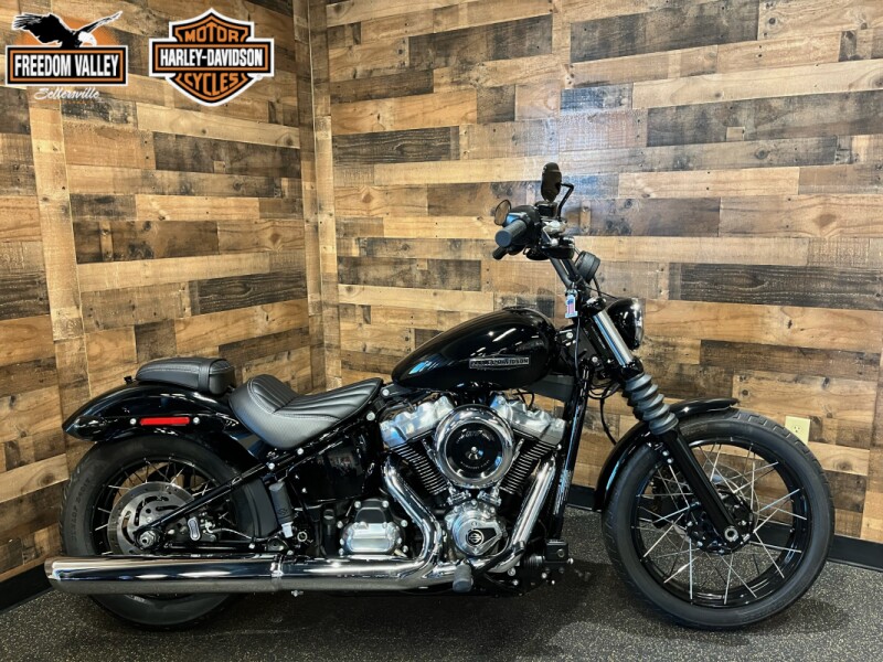 2025 Harley-Davidson® Street Bob® Vivid Black w/Laced Wheels FXBB