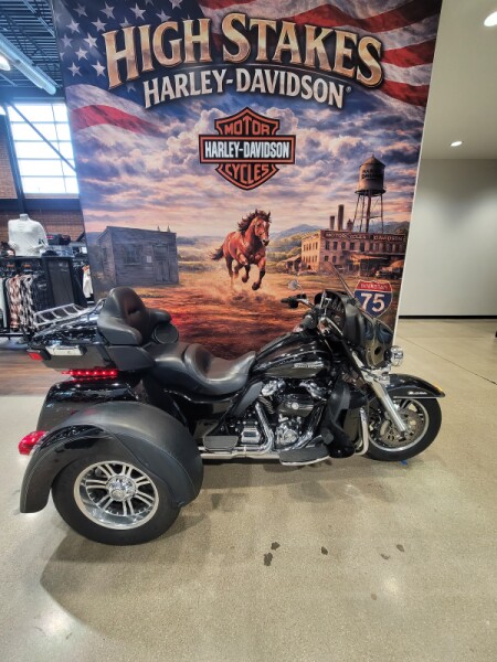 2017 Harley-Davidson® Tri Glide® Ultra Vivid Black FLHTCUTG