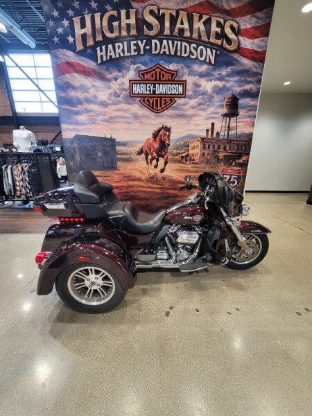 2022 Harley-Davidson® Tri Glide® Ultra Midnight Crimson/Vivid Black FLHTCUTG