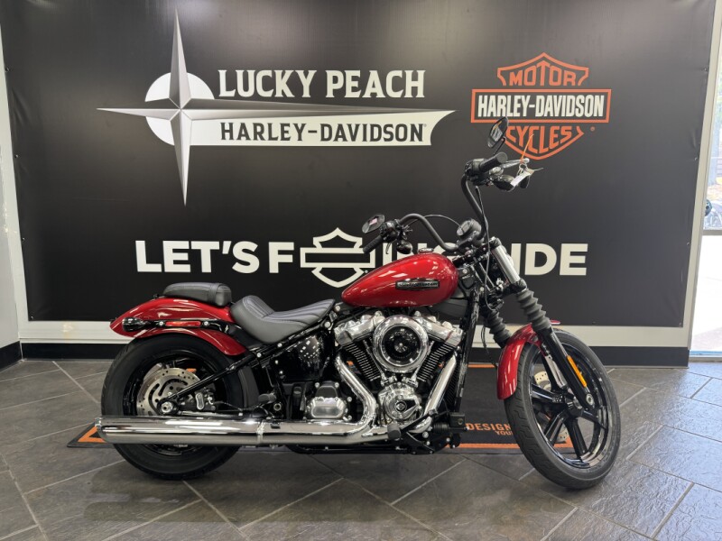2026 Harley-Davidson® Street Bob® Brilliant Red Chrome Cast Wheels