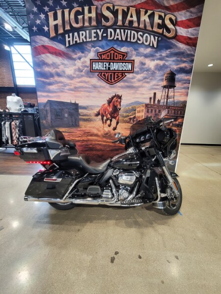 2018 Harley-Davidson® Ultra Limited Vivid Black FLHTK