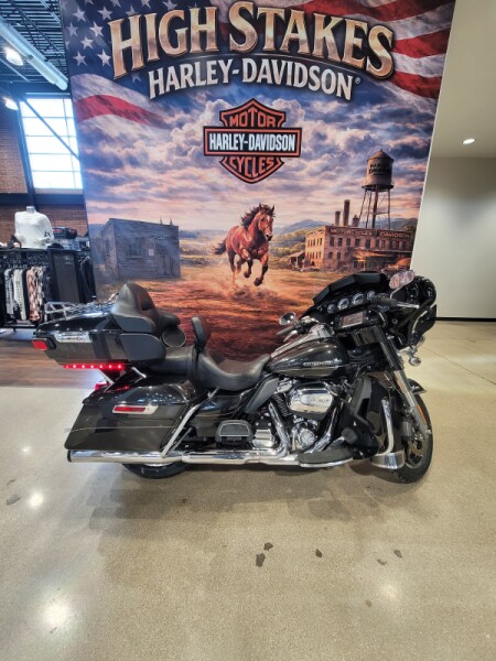 2017 Harley-Davidson® Ultra Limited Two-Tone Black Hills Gold/Black Quartz FLHTK