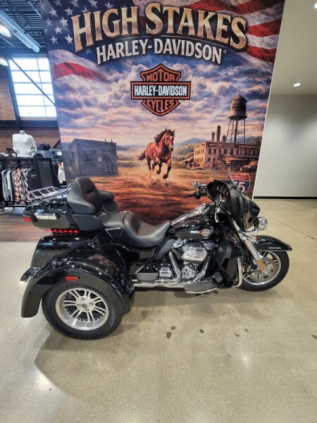 2022 Harley-Davidson® Tri Glide® Ultra Vivid Black FLHTCUTG