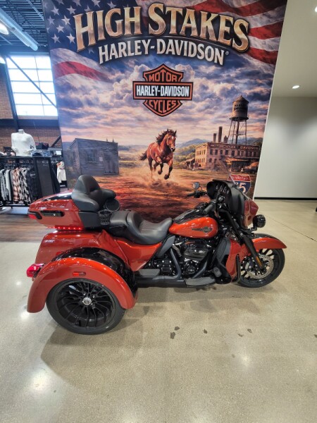 2025 Harley-Davidson® Tri Glide® Ultra Whiskey Fire / Vivid Black - Black Finish FLHTCUTG
