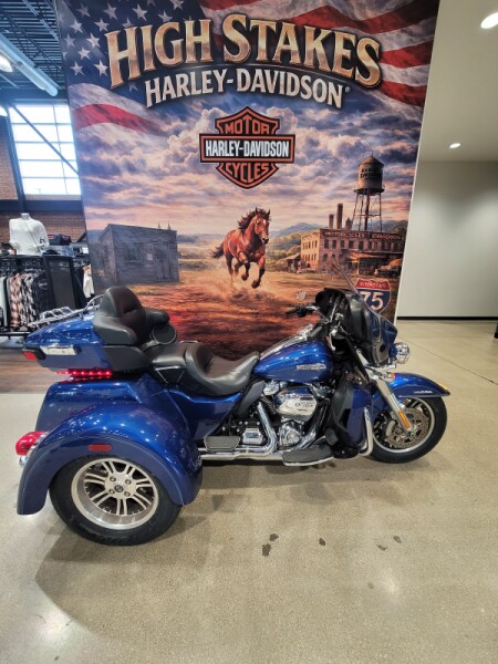 2017 Harley-Davidson® Tri Glide® Ultra Superior Blue FLHTCUTG