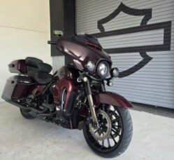 2019 Harley-Davidson® CVO™ Street Glide® thumb 3