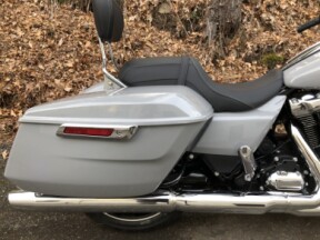 2024 Harley-Davidson® Street Glide® Billiard Gray thumb 2