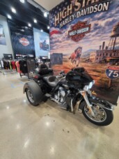 2021 Harley-Davidson® Tri Glide® Ultra Vivid Black FLHTCUTG thumb 0