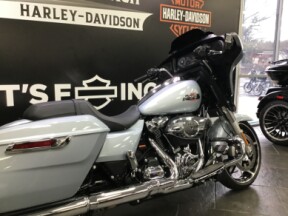 2025 Harley-Davidson® Street Glide® Atlas Silver Metallic thumb 2