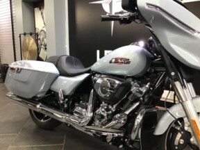 2025 Harley-Davidson® Street Glide® Atlas Silver Metallic thumb 3