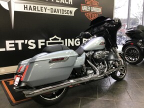 2025 Harley-Davidson® Street Glide® Atlas Silver Metallic thumb 1