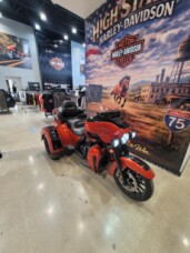 2025 Harley-Davidson® Tri Glide® Ultra Whiskey Fire / Vivid Black - Black Finish FLHTCUTG thumb 0