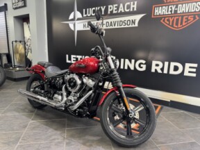 2026 Harley-Davidson® Street Bob® Brilliant Red Chrome Cast Wheels thumb 3