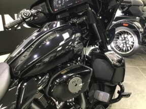 2026 Harley-Davidson® Street Glide Limited Vivid Black Black Trim thumb 2