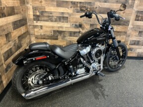 2025 Harley-Davidson® Street Bob® Vivid Black w/Laced Wheels FXBB thumb 3