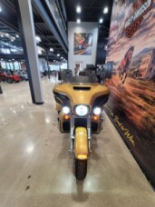 2017 Harley-Davidson® Tri Glide® Ultra Two-Tone Black Hills Gold/Black Quartz FLHTCUTG thumb 1