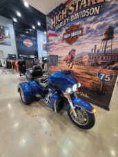 2017 Harley-Davidson® Tri Glide® Ultra Superior Blue FLHTCUTG thumb 0